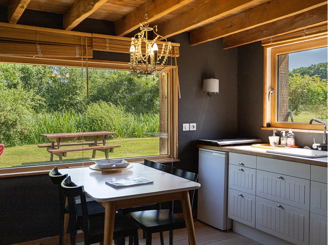 Cuisine ouverte sur l'exterieur petite maison de rose gite de charme