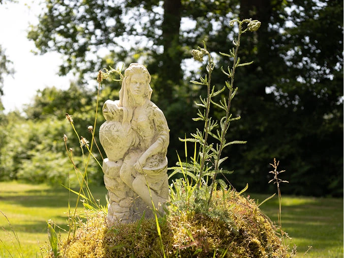 statue decorative jardin du domaine de la ferme de fourges