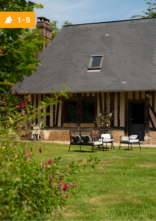 Maison normande traditionnelle avec colombages et cheminée