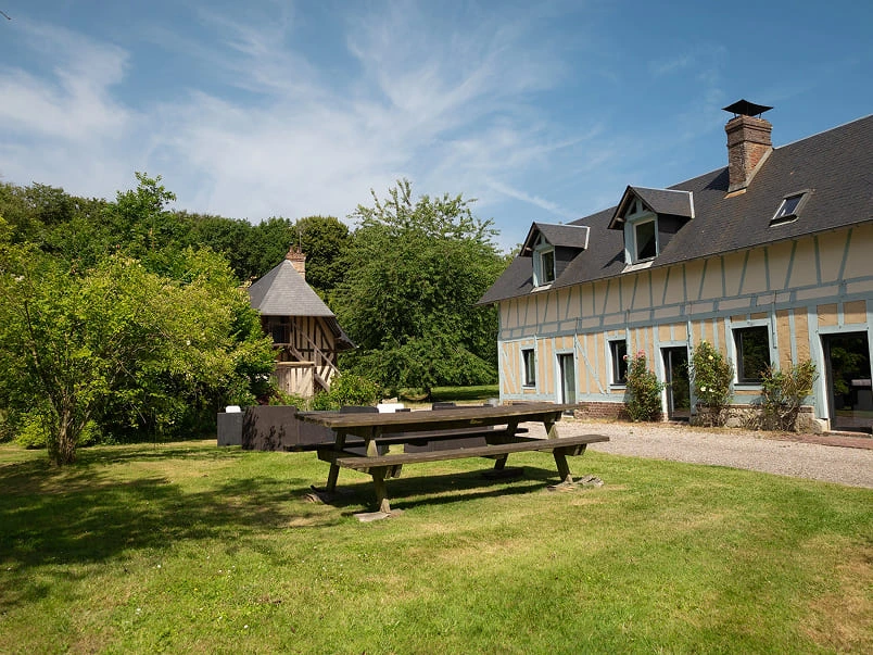 Vue extérieure du Domaine de la Ferme de Fourges avec ses gîtes normands et son parc arboré