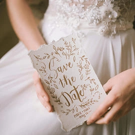 Faire-part de mariage "Save the Date" tenu par la mariée