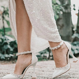 Escarpins blancs élégants portés par la mariée le jour J