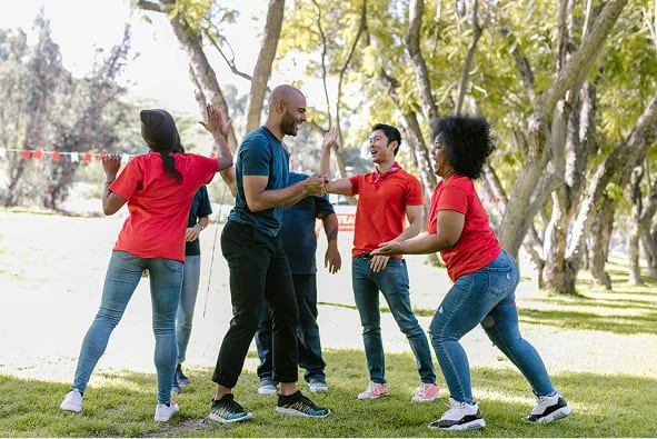 Activité de team building en forêt avec une équipe dynamique et souriante au Domaine de la Ferme de Fourges.