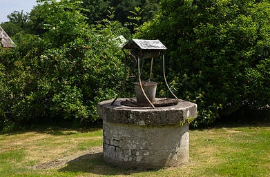 Puit en pierre dans le jardin