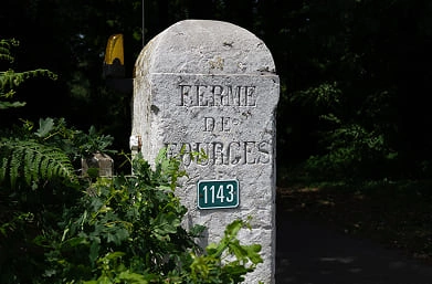 Colonne de portail en pierre avec nom du domaine gravé
