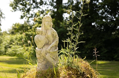 décoration en pierre dans le jardin