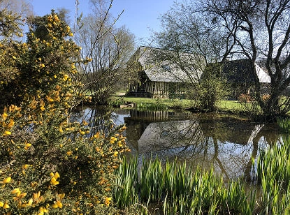 Printemps Vue du parc au printemps fleuri, au Domaine de la Ferme de Fourges