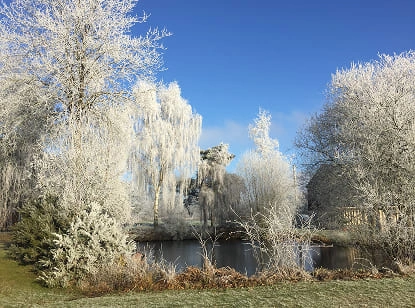 Vue du parc en hiver enneigé, au Domaine de la Ferme de Fourges