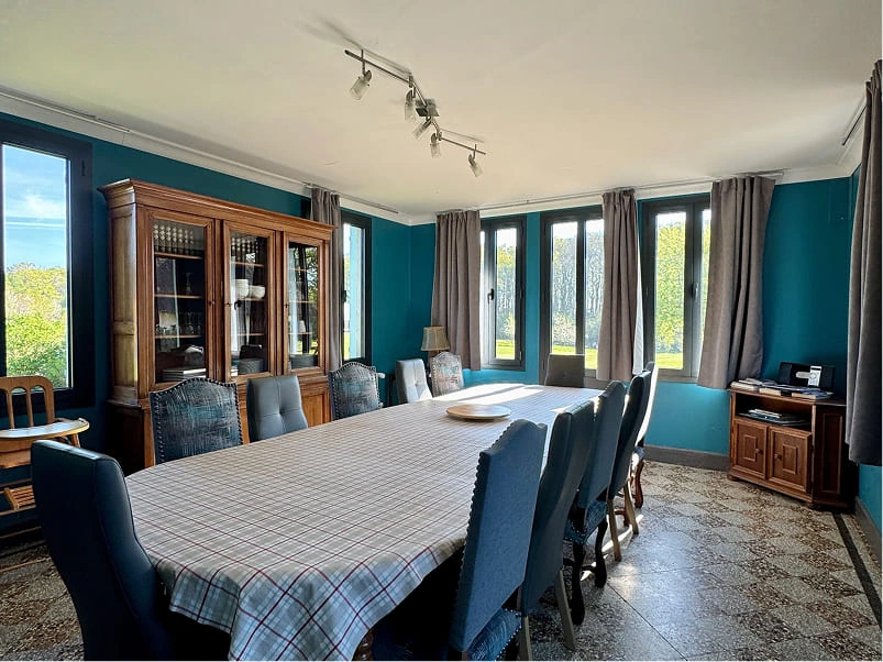 Salle à manger spacieuse et lumineuse dans un gîte du Domaine de la Ferme de Fourges